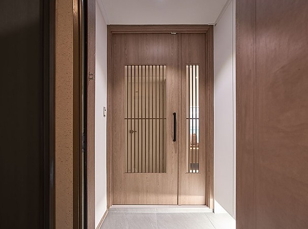 32평 현관에 양계도어 스테이 설치